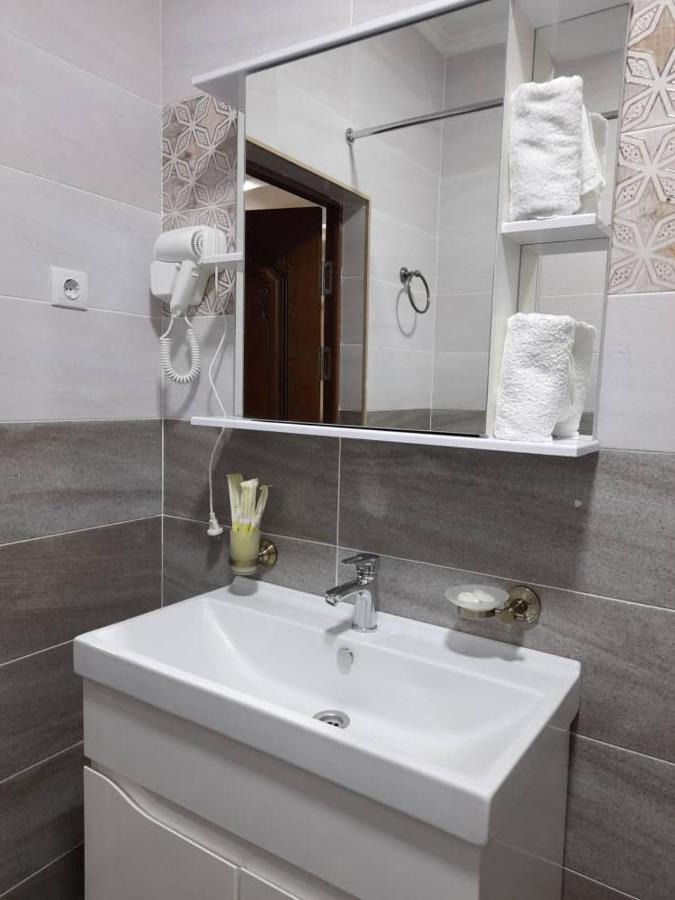 Nomad Hotel Bishkek Halal מראה חיצוני תמונה